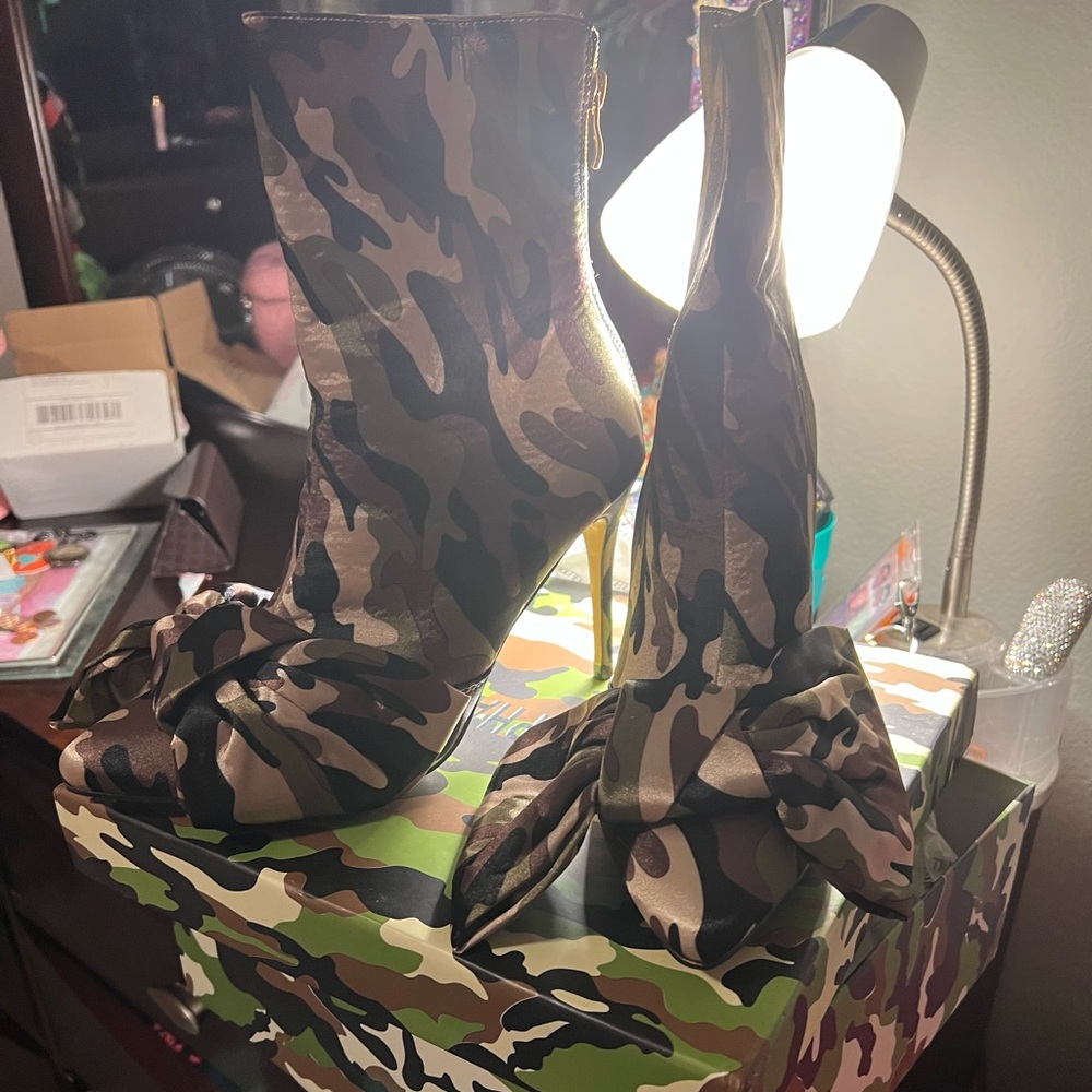 Camouflage heeled booties with bow. NEW in box!!! Size 40 and never worn